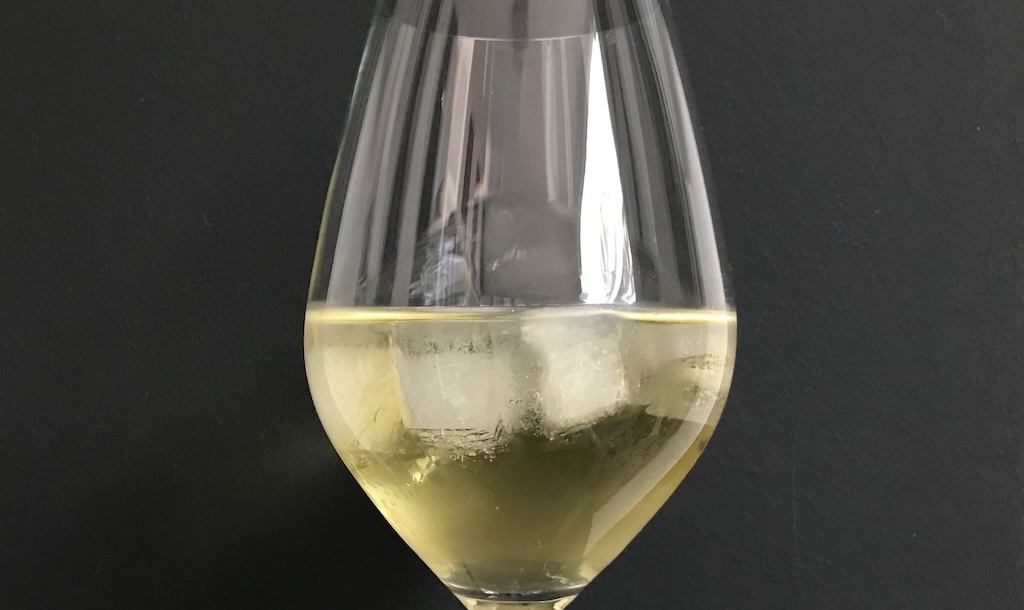 IJs in wijn, smaaksabotage of heiligschennis?